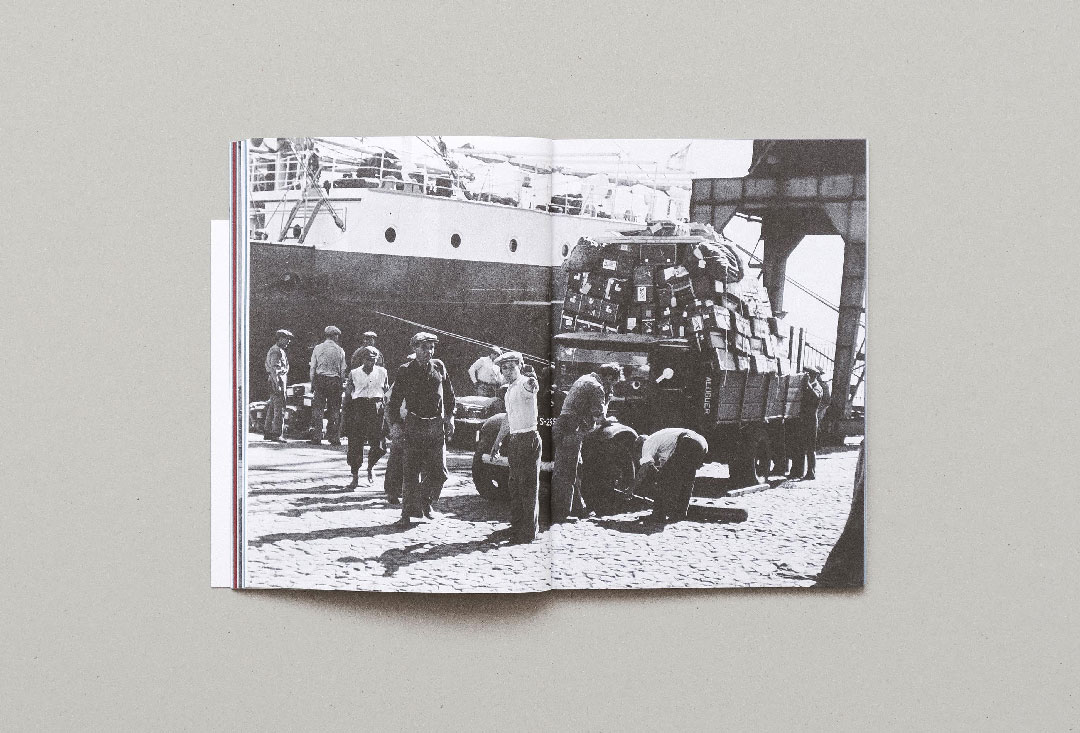 Página que contém 1 fotografia de alguns refugiados do catálogo da Exposição "Aristides de Sousa Mendes – Razões de Humanidade”