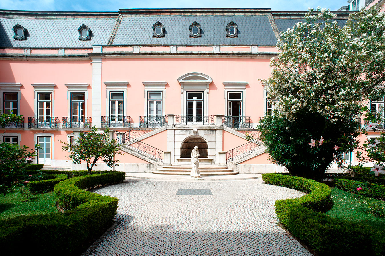 Edifício e Jardim © José Manuel Costa Alves